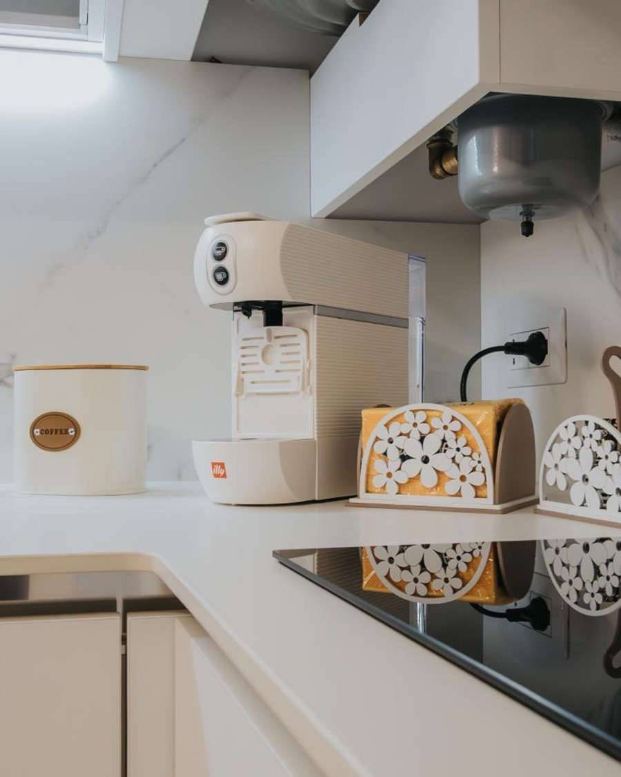 La macchina del caffè sul piano della cucina