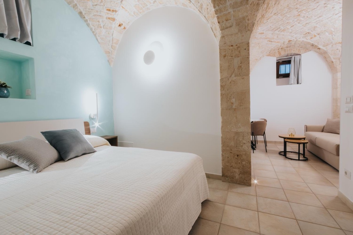 Dalla camera, l’arco in pietra che porta al soggiorno