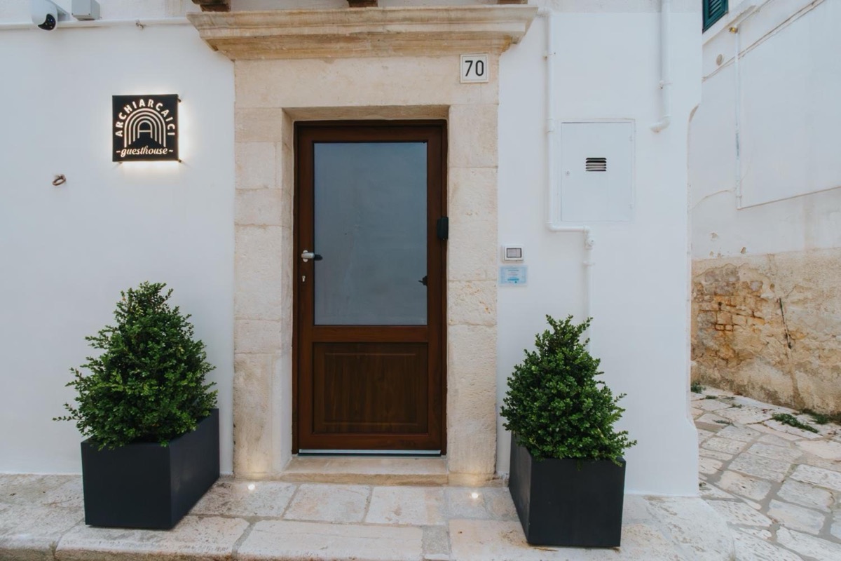 La porta d’ingresso al civico 70, con l’insegna di ArchiArcaici