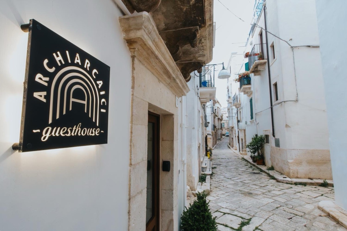La strada del centro storico davanti alla casa, con l’insegna di ArchiArcaici